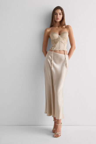 Anna Merrywidow cu flori mătăsoase