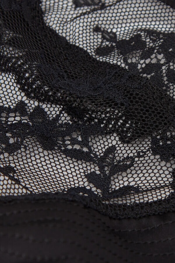 Arta lenjeriei intime Sutien Brazilian din dantelă în stilul anilor ’80 Arta lenjeriei intime Sutien Brazilian din dantelă în stilul anilor ’80