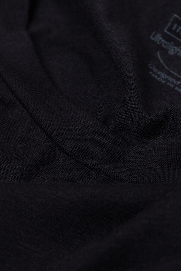 Bluză cu mâneci lungi și decolteu rotund din modal ultraleger cu cașmir Bluză cu mâneci lungi și decolteu rotund din modal ultraleger cu cașmir