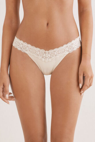 Brazilian din dantelă și bumbac în stilul anilor ’80