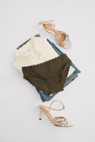 Chiloți din bumbac și dantelă