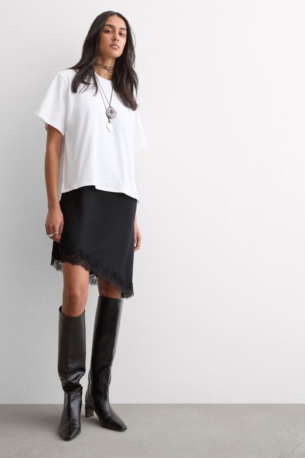 Cămașă de noapte asimetrică din satin de viscoză cu dantelă Cămașă de noapte asimetrică din satin de viscoză cu dantelă