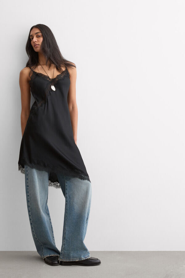 Cămașă de noapte asimetrică din satin de viscoză cu dantelă Cămașă de noapte asimetrică din satin de viscoză cu dantelă