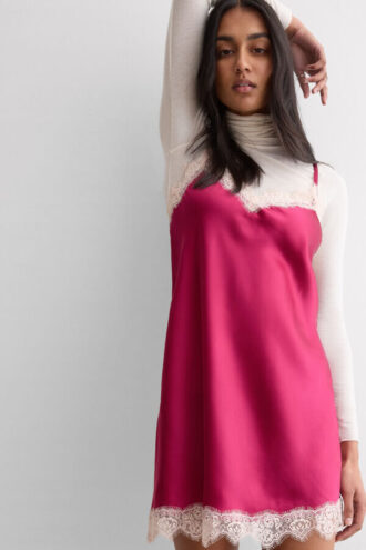 Cămașă de noapte din mătase cu bordură din dantelă contrastantă