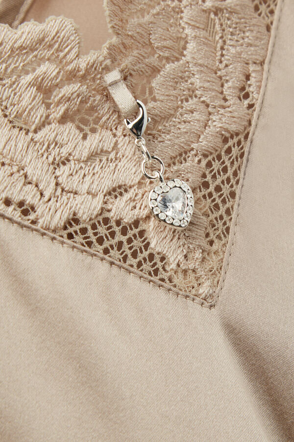 Cămașă de noapte din mătase și dantelă cu flori mătăsoase Cămașă de noapte din mătase și dantelă cu flori mătăsoase