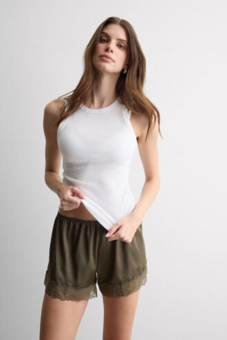 Pantaloni scurți din mătase cu bordură din dantelă