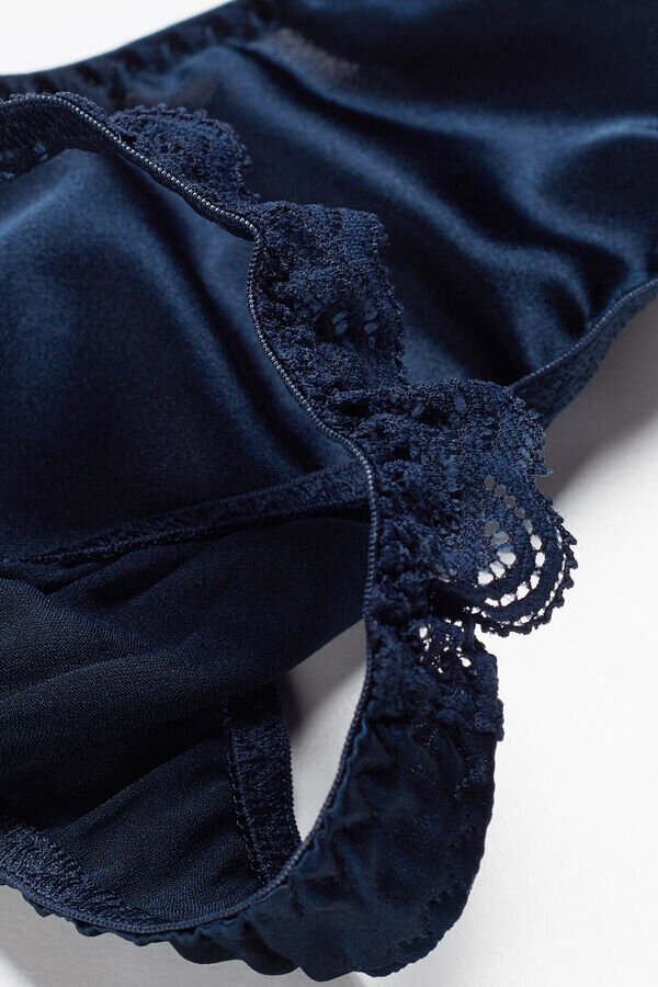 Tanga din mătase și dantelă Tanga din mătase și dantelă