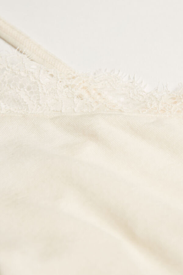 Top din modal ultraleger cu amestec de cașmir și dantelă Top din modal ultraleger cu amestec de cașmir și dantelă